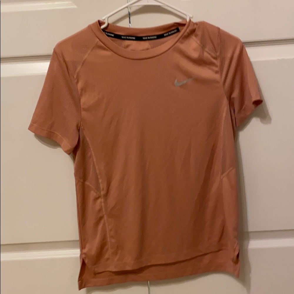 nike tee!!MAKE AN OFFER